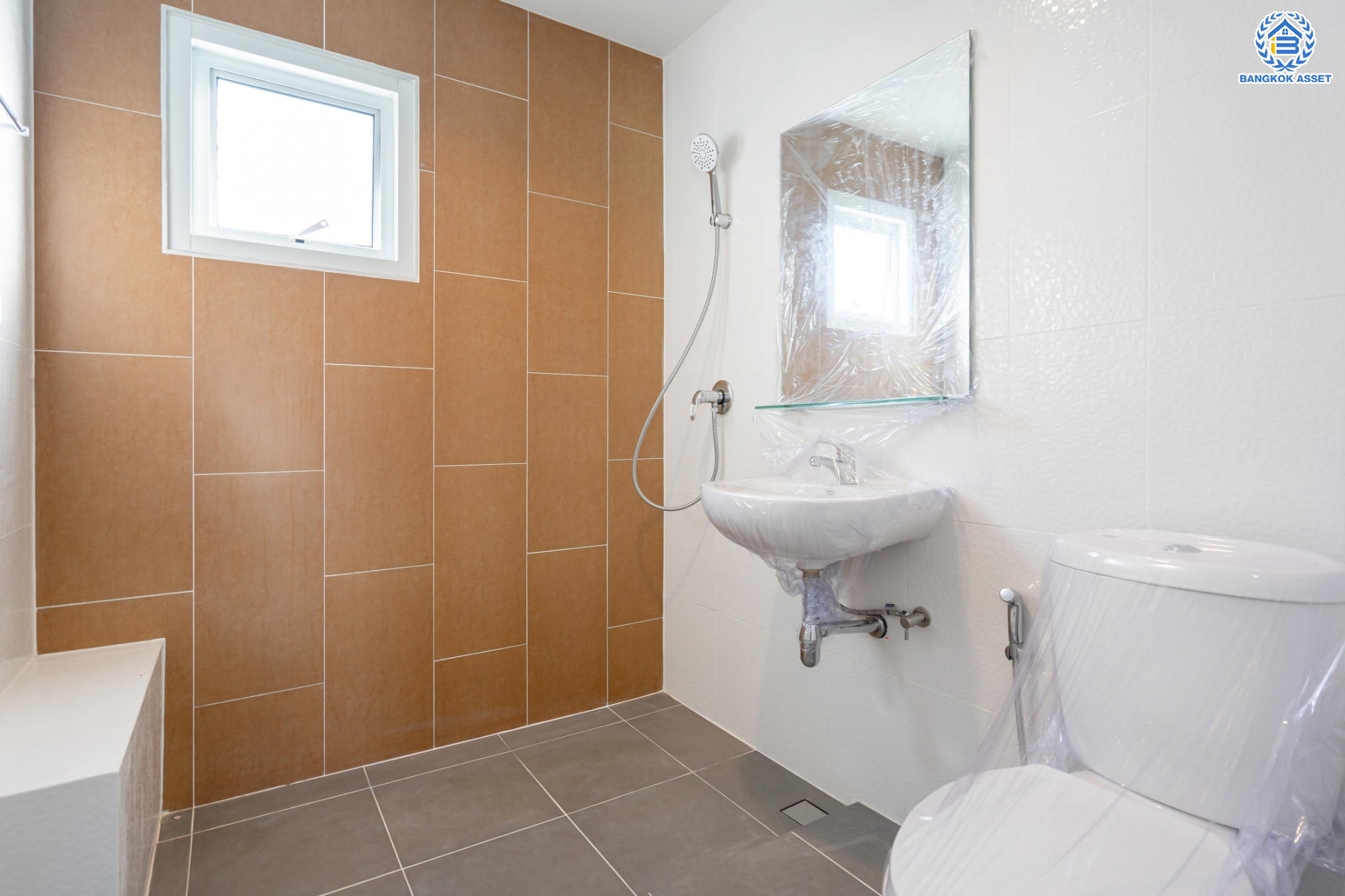 บ้านมือสองตกแต่งใหม่ แบรนด์ LH ม.ชลลดา สายไหม บ้านเดี่ยวหลังใหญ่ เนื้อที่ 61.3 ตร.ว. ฟังก์ชัน 3 ห้องนอน 2 ห้องน้ำ จอดรถได้ 2 ที่จอดรถ พร้อม Facilities ครบครัน บนทำเลเดินทางสะดวก เชื่อมต่อถ.สายไหม, ถ.พหลโยธิน ใกล้รถไฟฟ้าสายสีเขียว "สถานีแยกคปอ."  และทางด่วน "รามอินทรา-วงแหวนรอบนอก"